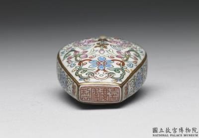 图片[3]-Porcelain snuff bottle with flower and bird decoration in famille rose, Qing dynasty, Jiaqing reign (1796-1820)-China Archive